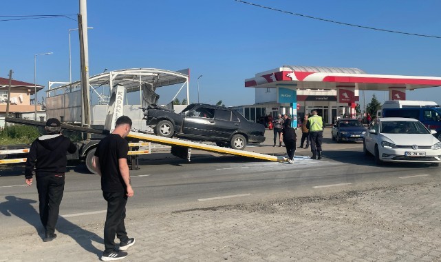 Yolcu minibüsü otomobille çarpıştı: 3 yaralı