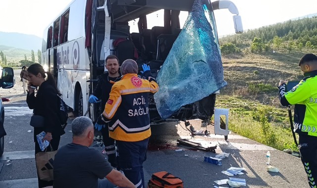 Yolcu otobüsü kamyonetle çarpıştı: 3'ü ağır 17 yaralı