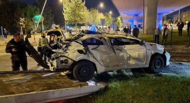 Yolcu treni ile otomobil çarpıştı: 1 yaralı