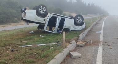 Yoldan çıkan kamyonet ters döndü: 2 yaralı