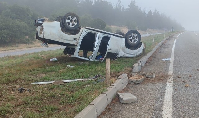 Yoldan çıkan kamyonet ters döndü: 2 yaralı