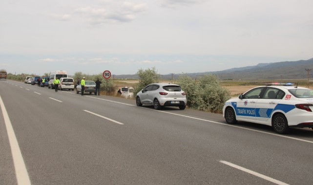 Yoldan çıkan yolcu otobüsü tarlaya girdi: 4 yaralı