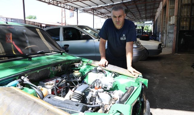 Adana’da sıcağa dayanamayan vatandaşlar araçlarına ev tipi klima taktırıyor