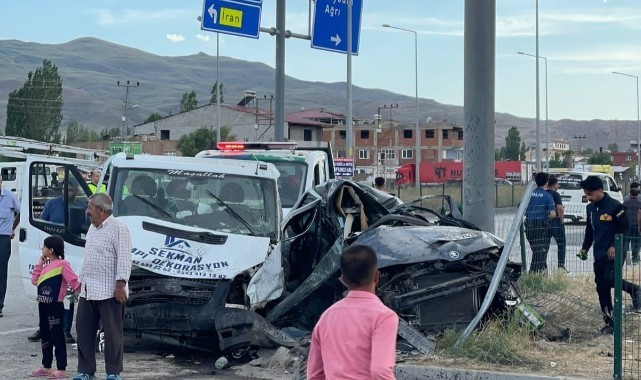 Ağrı'da iki otomobil çarpıştı: 5 yaralı