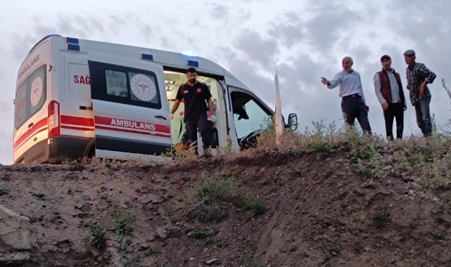 Ağrı'da otomobil uçuruma yuvarlandı: 4 yaralı