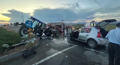 Ağrı’da traktör otomobille çarpıştı: 4 yaralı