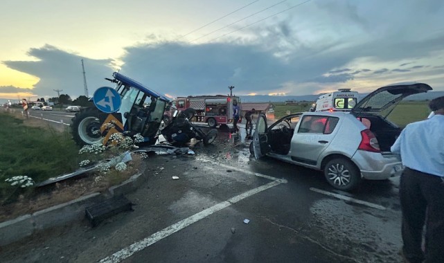 Ağrı’da traktör otomobille çarpıştı: 4 yaralı