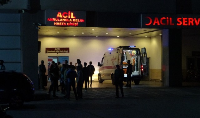 Annesini ve kardeşini bıçakla yaraladı