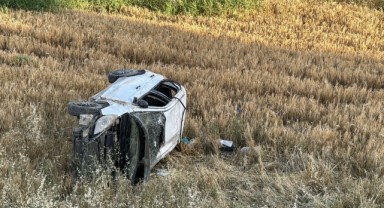 Araç tarlaya uçtu; 5 yaralı