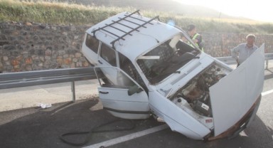 Bariyerlere çarpan otomobil asılı kaldı: 3 yaralı