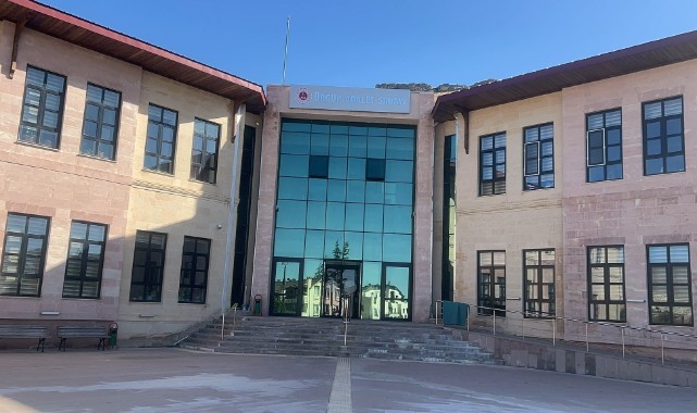 Çocuğu dudağından öpmeye zorlayan kadın tutuklandı