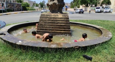 Çocuklar tehlikeye rağmen süs havuzunda yüzdü