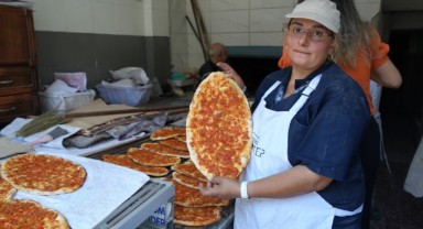 Depremde başladığı işinde erkeklere taş çıkartıyor