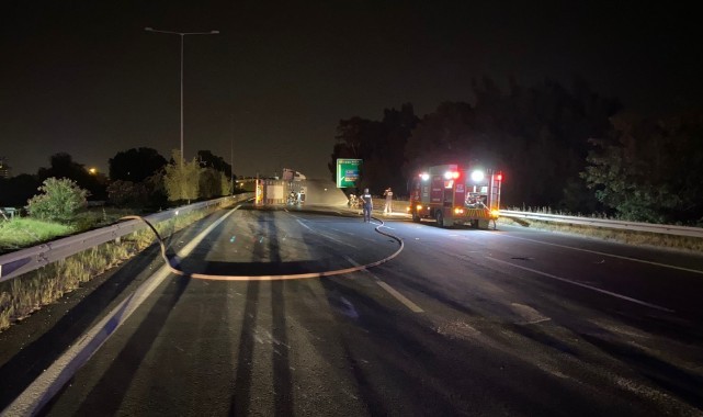 Doğalgaz yüklü tır devrildi, otoyol trafiğe kapatıldı