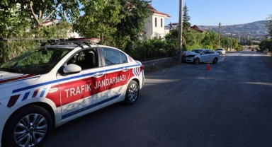 Elazığ’da otomobil beton direğe çarptı: 2 yaralı