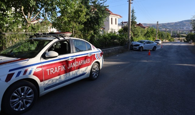 Elazığ’da otomobil beton direğe çarptı: 2 yaralı