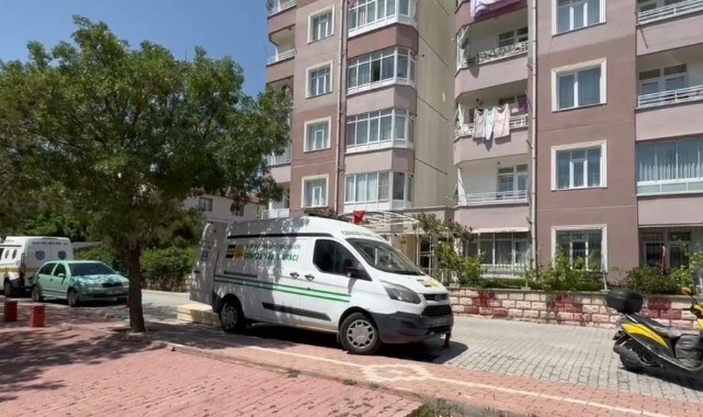 Genç kadın apartman bahçesinde ölü bulundu