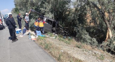 Hafif ticari araç ağaçlara çarptı: 4 yaralı