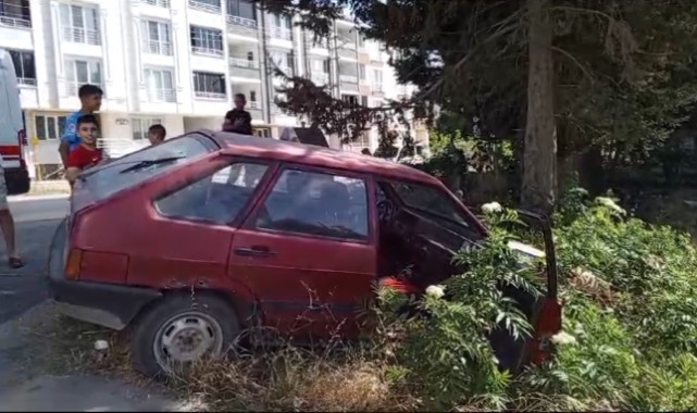Hafif ticari araç otomobile çarptı: 1 yaralı