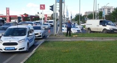 Hafif ticari araçla çarpışan minibüs refüje çıktı: 2 yaralı