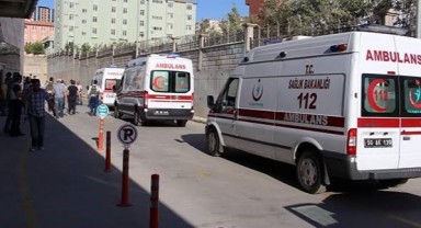 Hastane önünde bıçaklı kavga: 5 yaralı