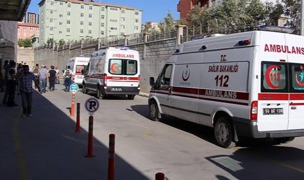 Hastane önünde bıçaklı kavga: 5 yaralı