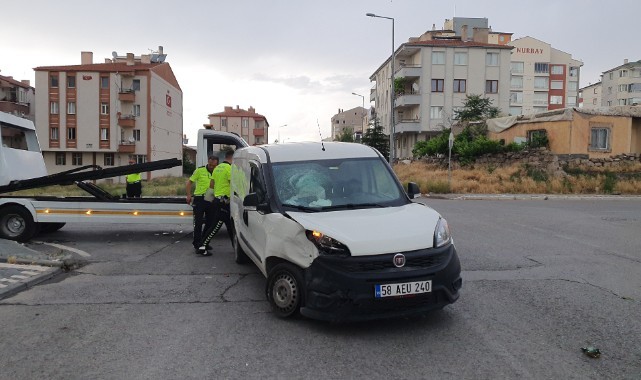 İki hafif ticari araç çarpıştı: 10 yaralı