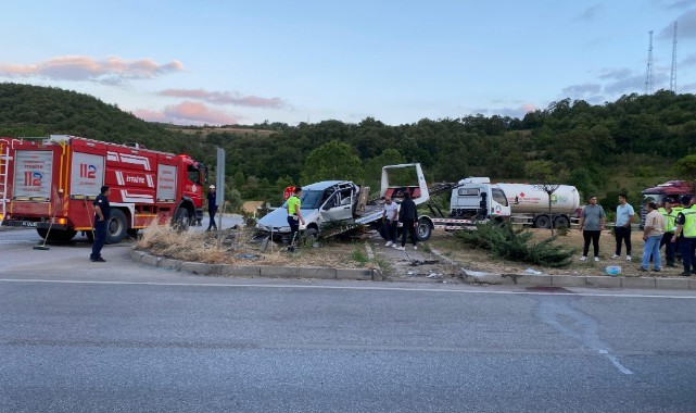 İki otomobil çarpıştı: 2'si ağır 9 yaralı