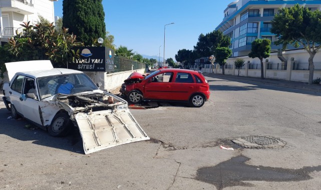 İki otomobil kafa kafaya çarpıştı: 2 yaralı