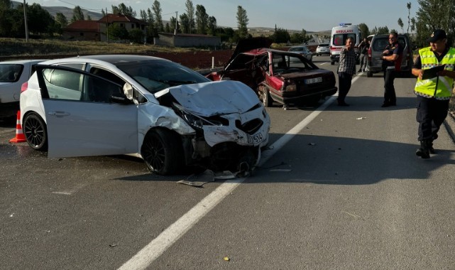 İki otomobil kavşakta çarpıştı: 1 ölü, 7 yaralı