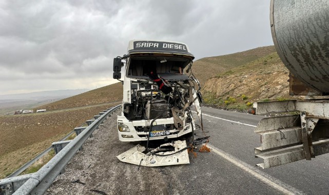 İki tır kafa kafaya çarpıştı: 2 yaralı