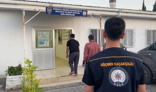 Kaçan otomobilde 5 düzensiz göçmen yakalandı