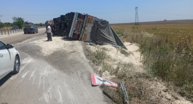 Karayolunda kamyona çarpan tır yan yattı: 1 yaralı