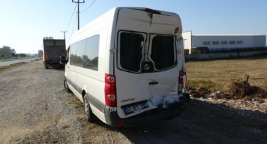 Karayolunda tır ile otel servisi çarpıştı: 8 yaralı