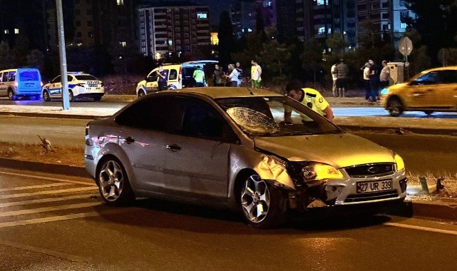 Komşu il Antep'te yolun karşısına geçen çifte otomobil çarptı! Ağır yaralı var