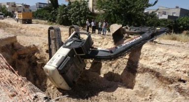 Komşu ilde iş makinesi devrildi