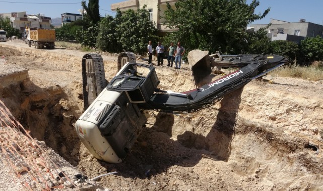 Komşu ilde iş makinesi devrildi