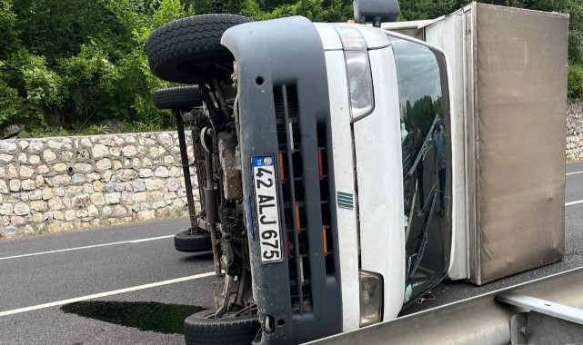 Kontrolden çıkan kamyonet devrildi: 3 yaralı