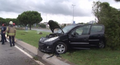Kontrolden çıkan otomobil refüje girdi: 3 yaralı