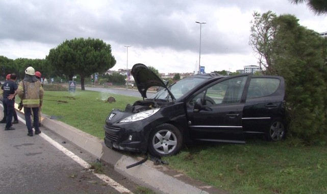 Kontrolden çıkan otomobil refüje girdi: 3 yaralı