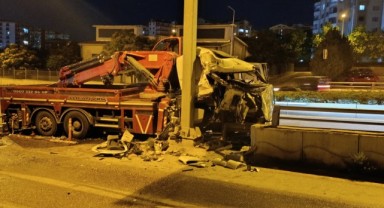 Kontrolden çıkan vinç bariyerlere çarptı: 2 yaralı