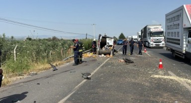Manisa'da iki araç çarpıştı: 1 ölü, 5 yaralı