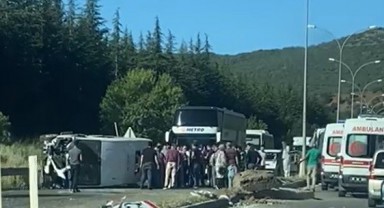 Minibüs aydınlatma direğine çarpıp yan yattı: 5 yaralı