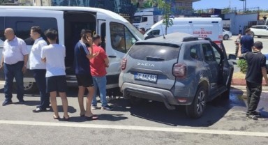 Minibüs ile hafif ticari araç çarpıştı: 1 yaralı