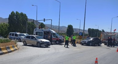Muş’ta iki otomobil çarpıştı: 3 yaralı