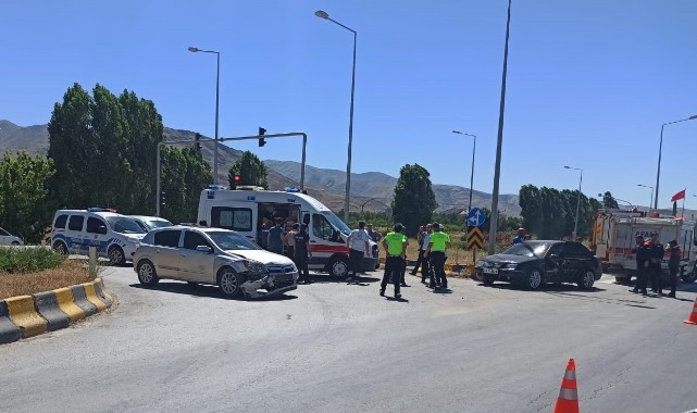 Muş’ta iki otomobil çarpıştı: 3 yaralı