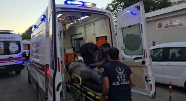 Orta refüje çarpan araç yola savruldu: 5 yaralı