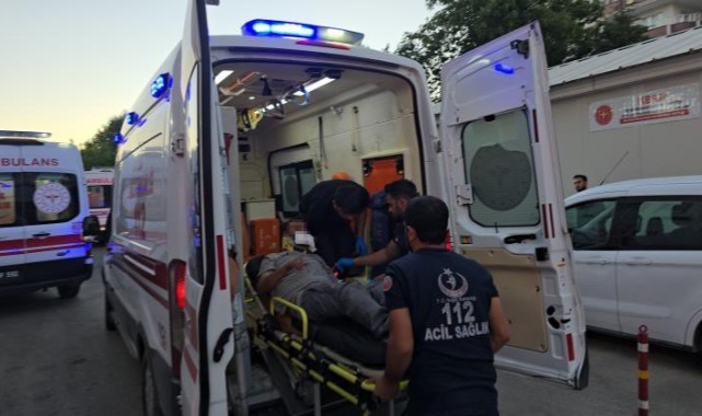 Orta refüje çarpan araç yola savruldu: 5 yaralı