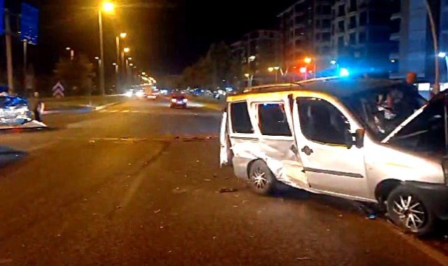 Otogar kavşağında iki otomobil çarpıştı: 4 yaralı