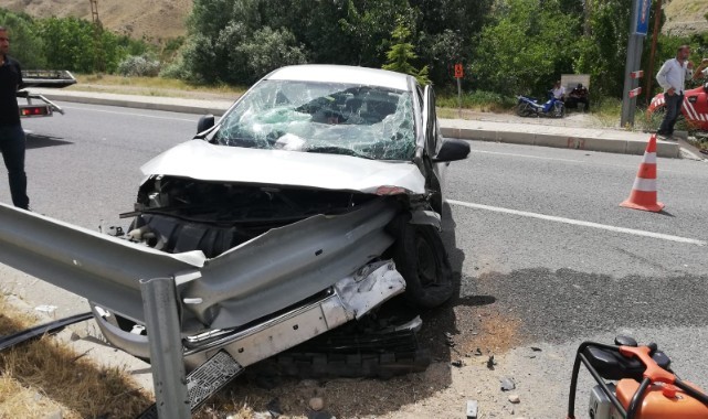 Otomobil bariyerlere çarptı: 3 yaralı